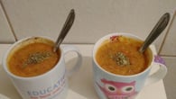 Sopa de tomate na caneca