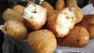Bolinho de aipim com recheio de carne moída