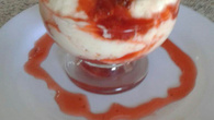 Mousse de iogurte  natural com calda de morango