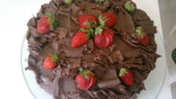 Torta de chocolate com morangos