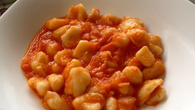 Gnocchi vegano com molho de tomate