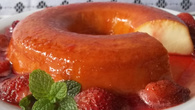 Pudim de iogurte com calda de morango