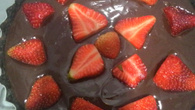 Torta de biscoito de chocolate recheado de baunilha, chocolate e morangos
