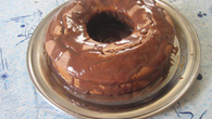 Bolo de chocolate e calda de chocolate