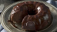 Bolo de chocolate com flocão muito fofinho e com calda cremosa, sem glúten e sem lactose