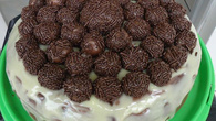 Bolo molhadinho e gelado de chocolate