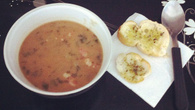 Caldo de feijão com linguiça calabresa
