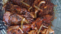Picanha suína na manteiga ao vinho branco seco e cebola caramelizada