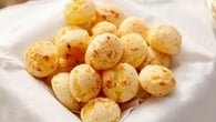 Pipoca de queijo com polvilho feita no forno muito crocante e sequinha