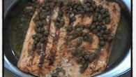 Salmão gratinado com molho de alcaparra