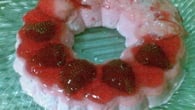 Doce rápido de gelatina e morangos
