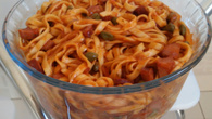 Macarrão com calabresa e alcaparras