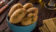 Bolinho de mandioca recheado de carne moída
