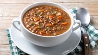 Sopa de lentilha com frango desfiado na panela de pressão