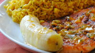 Salmão grelhado ao molho de maracujá com banana assada