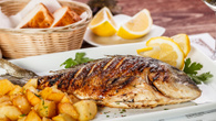 Peixe assado na brasa