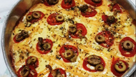 Pizza margherita com massa de brócolis