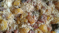 Farofa de banana com bacon e azeitonas