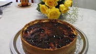 Torta de ricota com geleia de amora