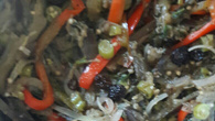 Salada de berinjela com uvas-passas