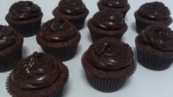 Cupcake de chocolate leve e saboroso com chantilly caseiro