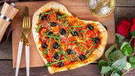 Pizza com formato de coração e recheio simples e saboroso para um jantar romântico sem gastar muito