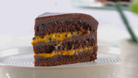 Bolo de chocolate com recheio de mousse de maracujá