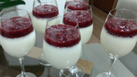 Mousse de iogurte com geleia de morango