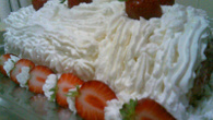 Rocambole de morango com chantilly