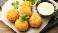 Bolinho de batata na airfryer com recheio de frango: saudável, saboroso e ainda pode congelar