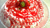 Bolo de morango com calda e mousse de morango