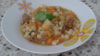 Sopa de macarrão, legumes e carne