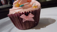 Cupcake de chocolate com cobertura de morango
