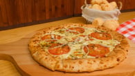 Pizza com borda de pão de queijo