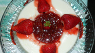 Manjar de coco com calda de morango