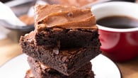 Brownie de chocolate perfeito com casquinha craquelada fina e interior denso e cremoso