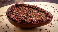 Ovo de Páscoa Matilda com camadas de bolo de chocolate e recheio cremoso