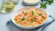 Macarrão ao molho branco com camarão