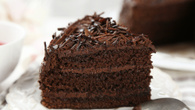 Bolo de chocolate fofinho com cobertura de brigadeiro