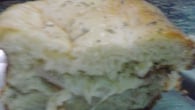 Pão caseiro recheado com queijo e presunto