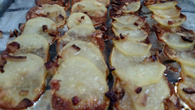 Batatas assadas com bacon e alho