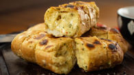 Pão de alho para churrasco com pão francês amanhecido