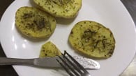 Batata assada no micro-ondas com alecrim e orégano