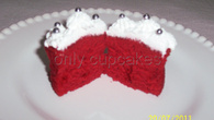 Cupcakes Red Velvet (veludo vermelho) com frutas vermelhas e chantilly