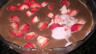 Mousse de morango da fruta com chocolate