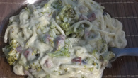 Macarrão com brócolis, bacon e molho branco