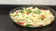 Penne com tomate fresco e mussarela de búfala