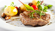 Filé mignon suíno com batata assada na manteiga e salsa