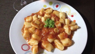 Gnocchi ao molho de tomate rústico e pesto