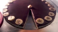Cheesecake de banana com calda de chocolate